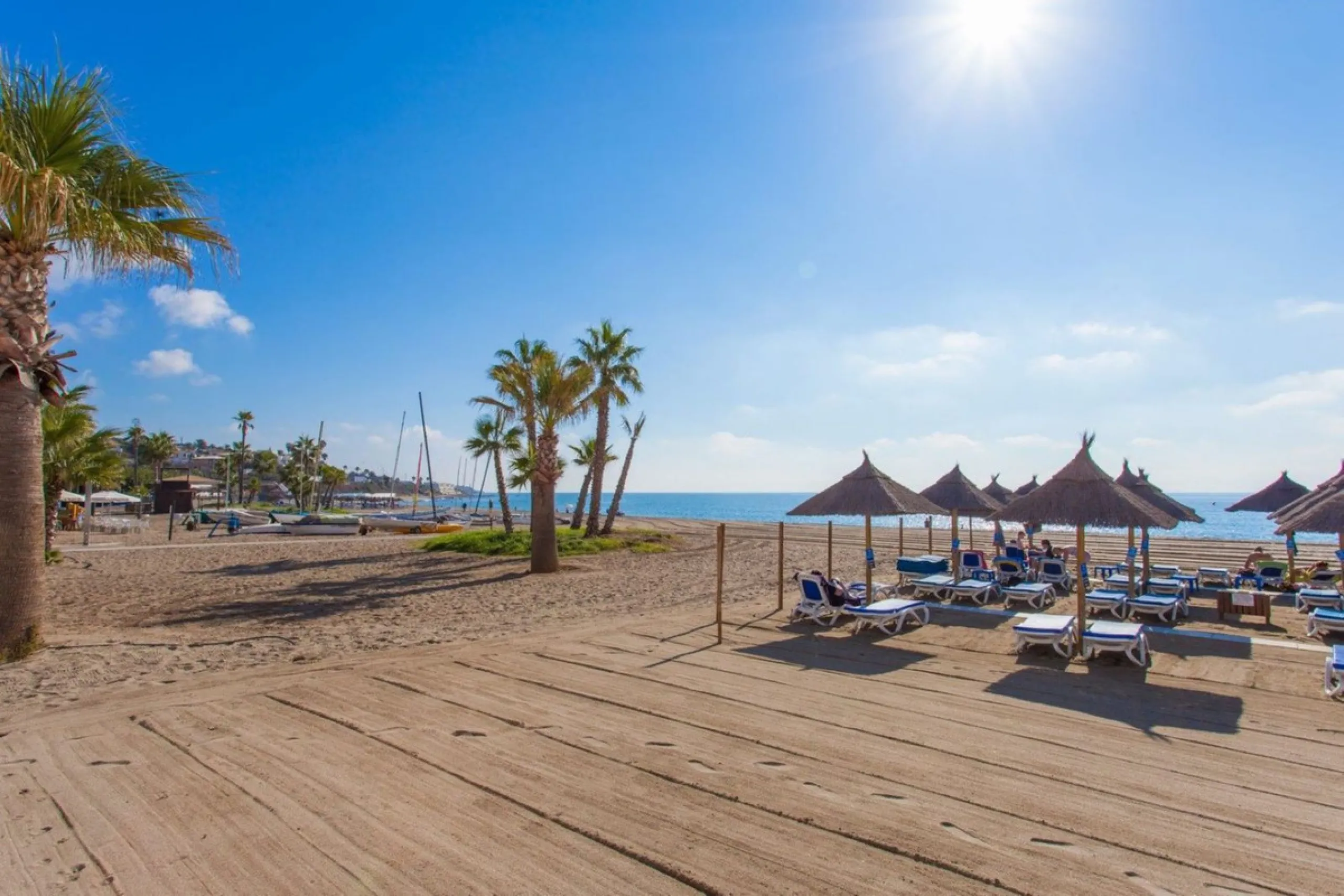 Charming townhouse situated in the heart of La Cala de Mijas, within a stone's throw from the beach. This 106m² house combines traditional Andalusian charm with all modern comforts, perfect for those looking for a comfortable home in a picturesque setting