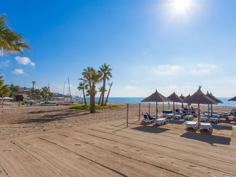 Charming townhouse situated in the heart of La Cala de Mijas, within a stone's throw from the beach. This 106m² house combines traditional Andalusian charm with all modern comforts, perfect for those looking for a comfortable home in a picturesque setting
