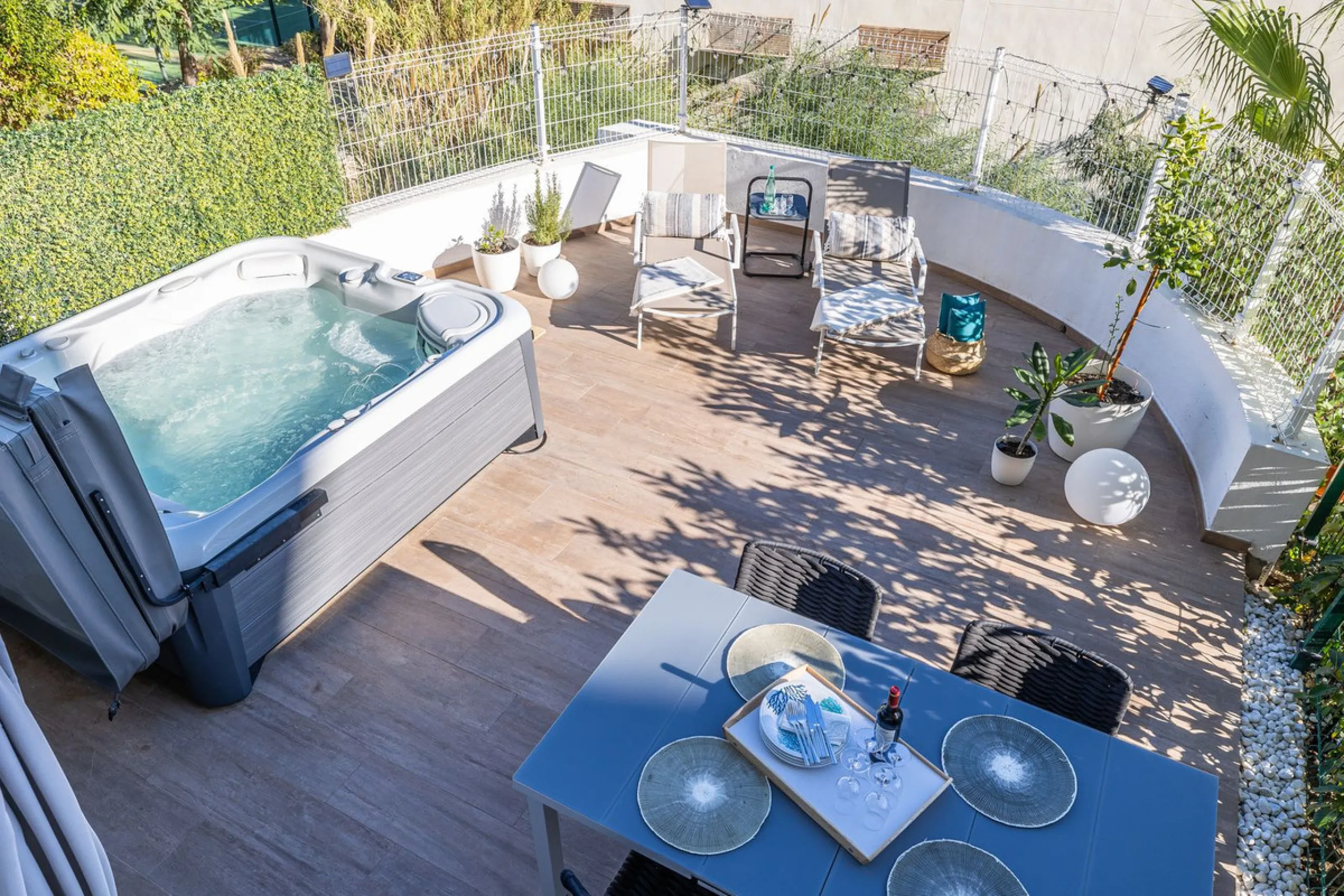 Amazing two bedroom elevated ground floor apartment with private garden only 400m away from the sea and next to all amenities.