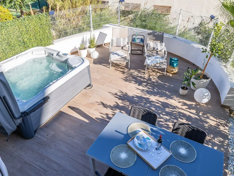 Amazing two bedroom elevated ground floor apartment with private garden only 400m away from the sea and next to all amenities.