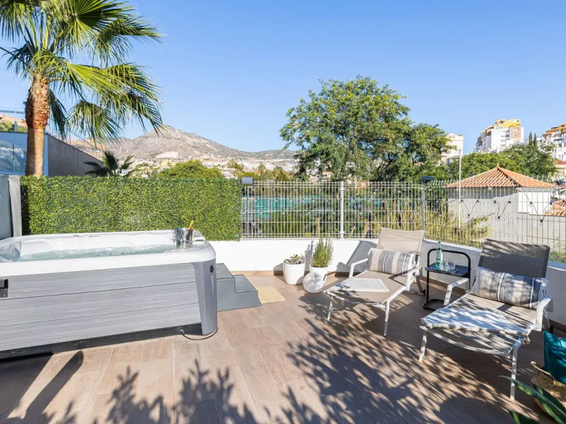 Amazing two bedroom elevated ground floor apartment with private garden only 400m away from the sea and next to all amenities.