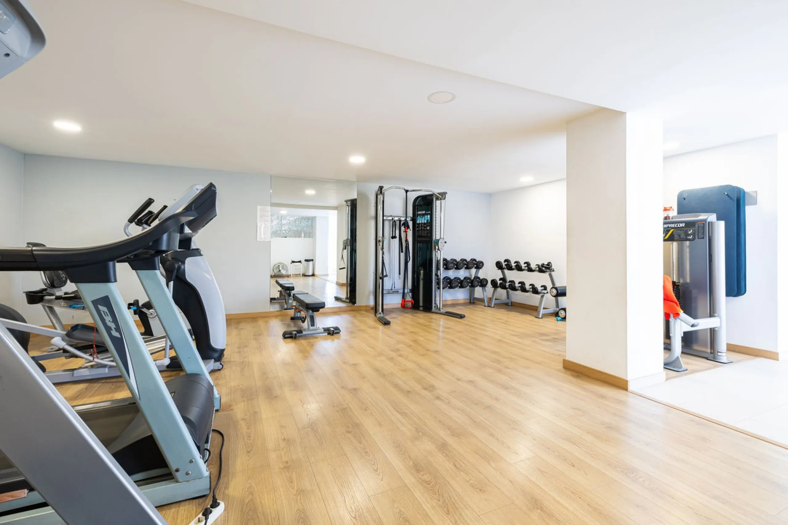 Amazing two bedroom elevated ground floor apartment with private garden only 400m away from the sea and next to all amenities.