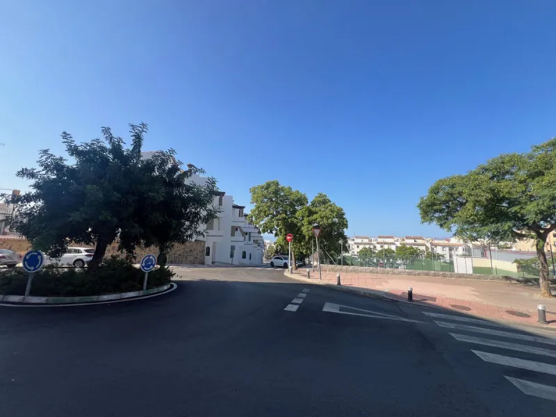 Townhouse for sale is located in the area of Avenida de Andalucia in Estepona. With a total surface area of 284 m² and a living area of 250 m², this property has 2 single bedrooms, 2 double bedrooms, 2 bathrooms, 1 toilet and is adapted for disabled peopl
