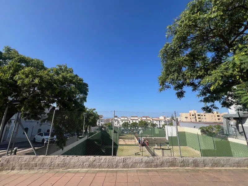 House - Townhouse в продаже в Estepona, Málaga. В доме 4 спален и 4 ванных комнат. Площадь дома 300 м²