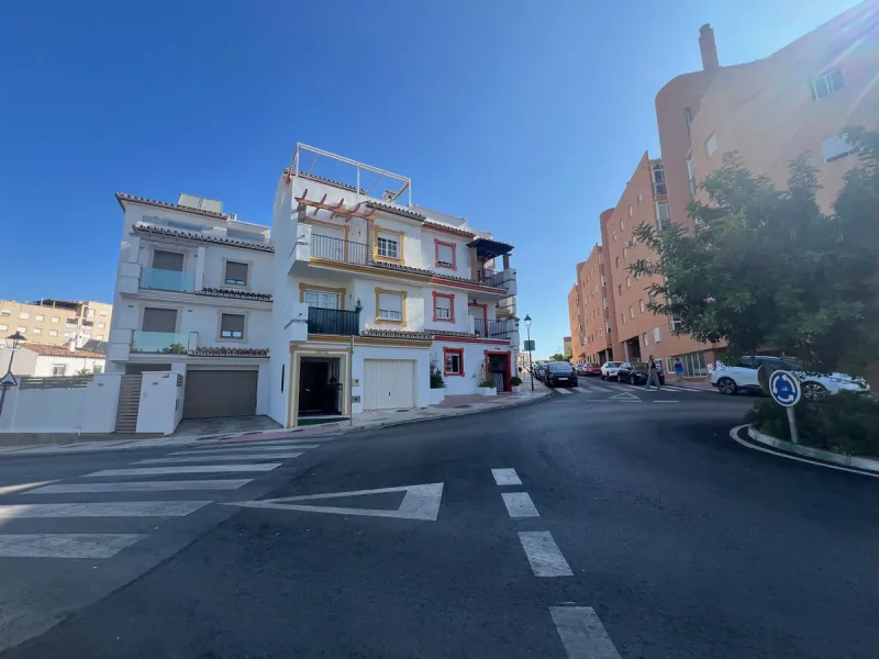 House - Townhouse в продаже в Estepona, Málaga. В доме 4 спален и 4 ванных комнат. Площадь дома 300 м²
