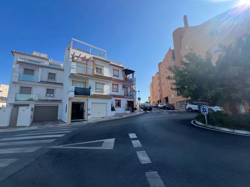 House - Townhouse в продаже в Estepona, Málaga. В доме 4 спален и 4 ванных комнат. Площадь дома 300 м²