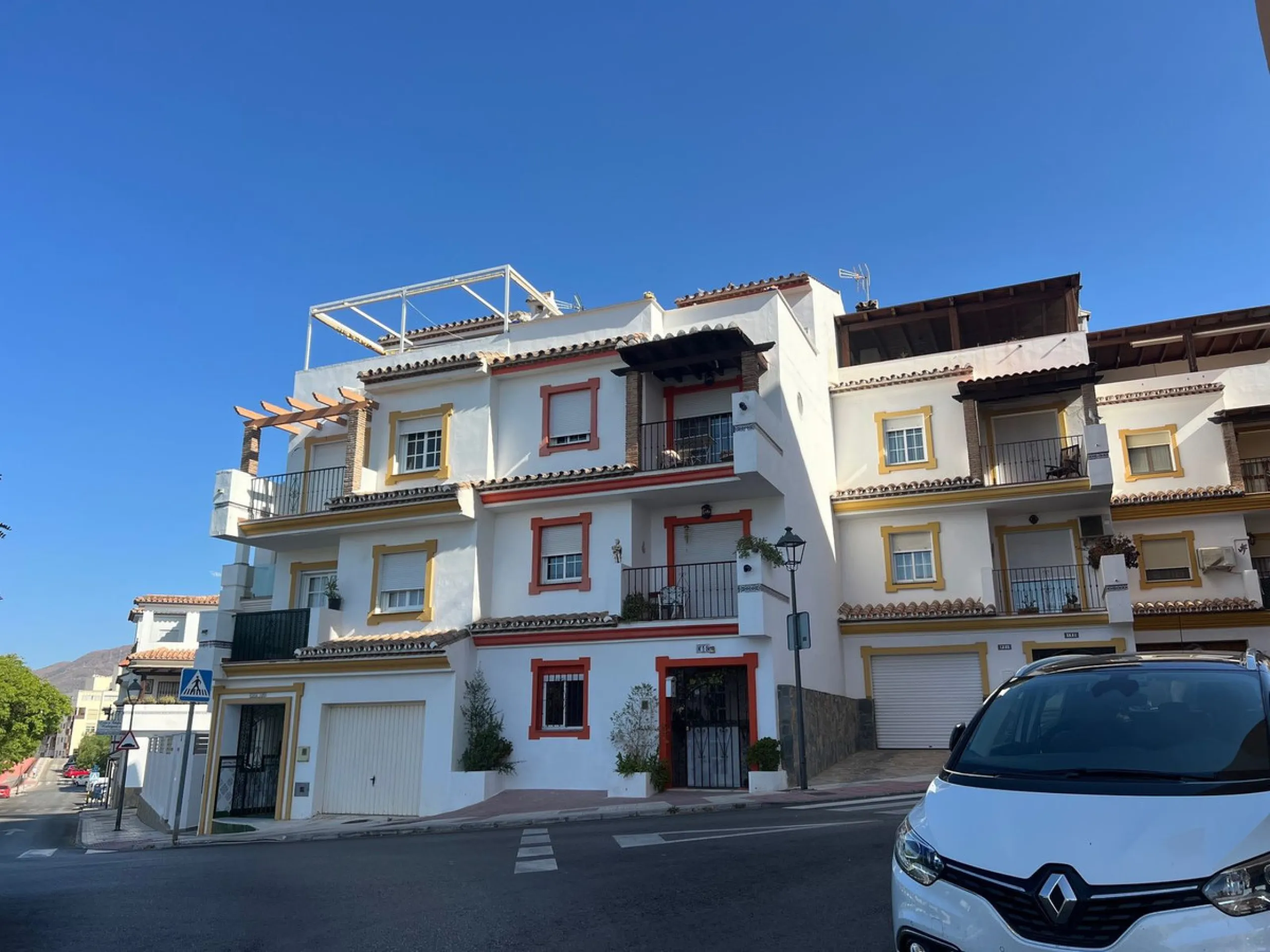 House - Townhouse в продаже в Estepona, Málaga. В доме 4 спален и 4 ванных комнат. Площадь дома 300 м²
