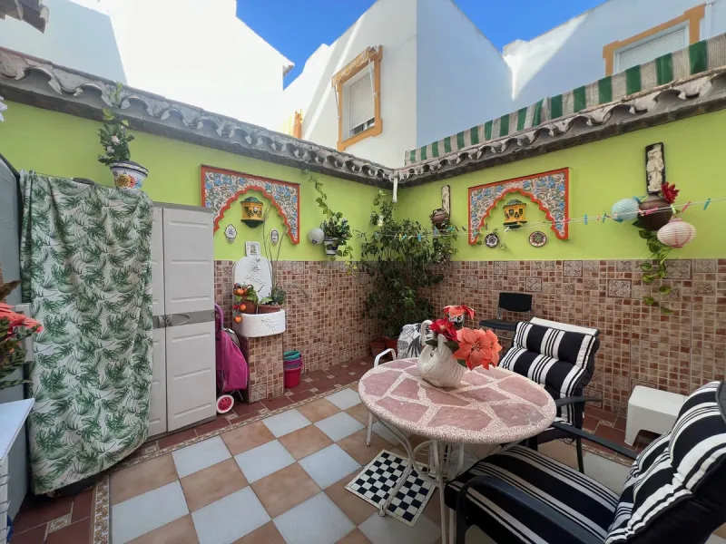 House - Townhouse в продаже в Estepona, Málaga. В доме 4 спален и 4 ванных комнат. Площадь дома 300 м²