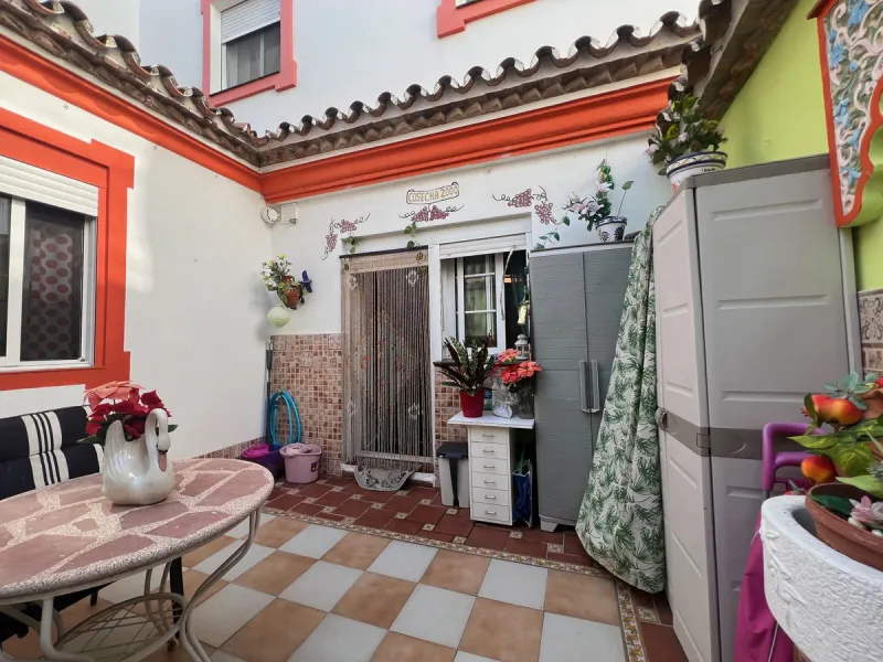 House - Townhouse в продаже в Estepona, Málaga. В доме 4 спален и 4 ванных комнат. Площадь дома 300 м²
