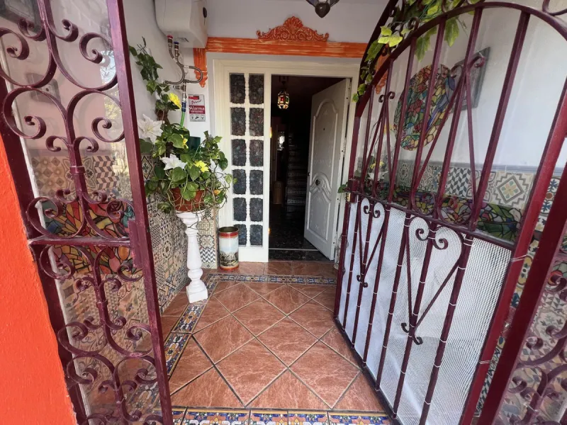 House - Townhouse в продаже в Estepona, Málaga. В доме 4 спален и 4 ванных комнат. Площадь дома 300 м²