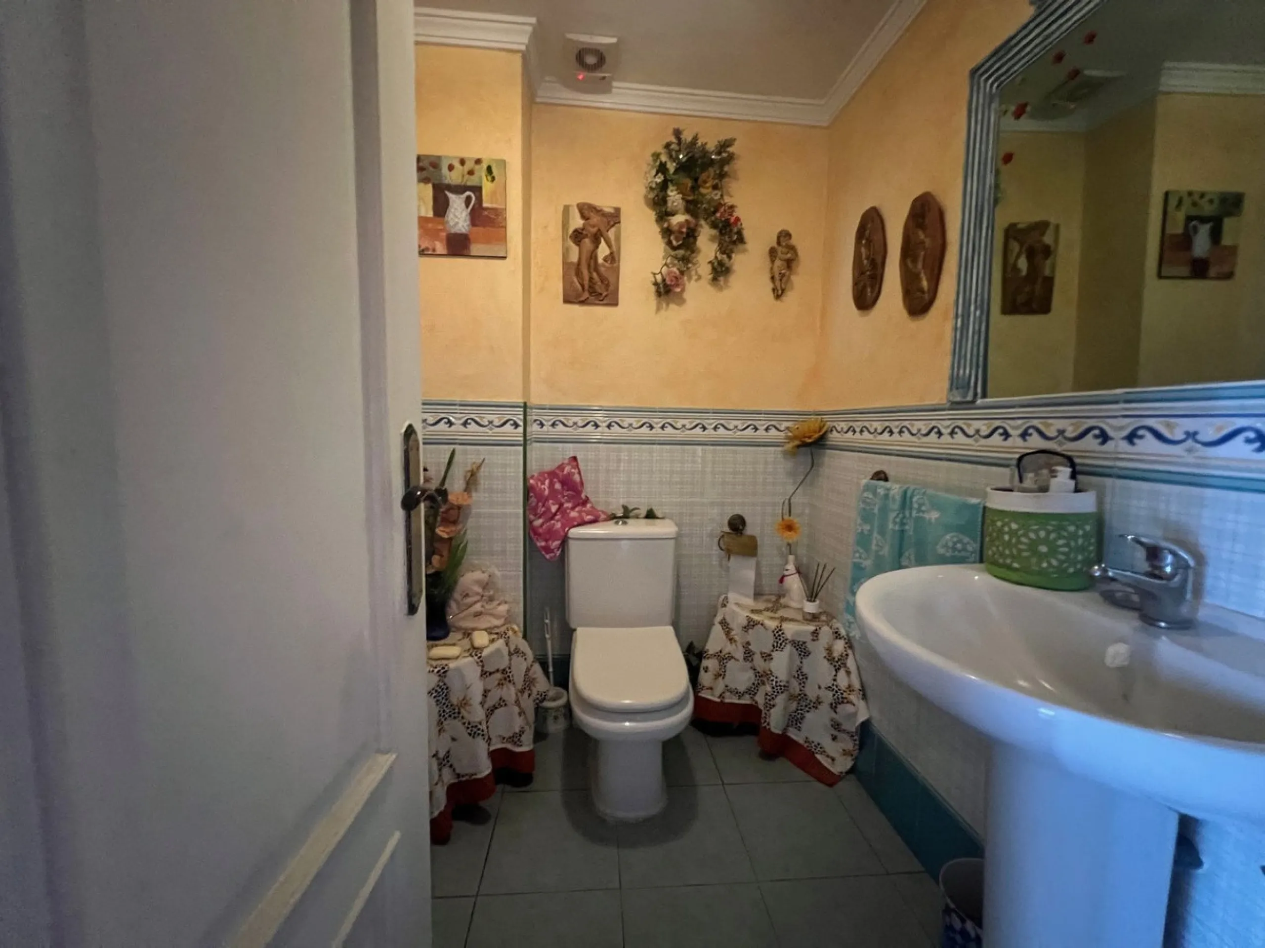House - Townhouse в продаже в Estepona, Málaga. В доме 4 спален и 4 ванных комнат. Площадь дома 300 м²