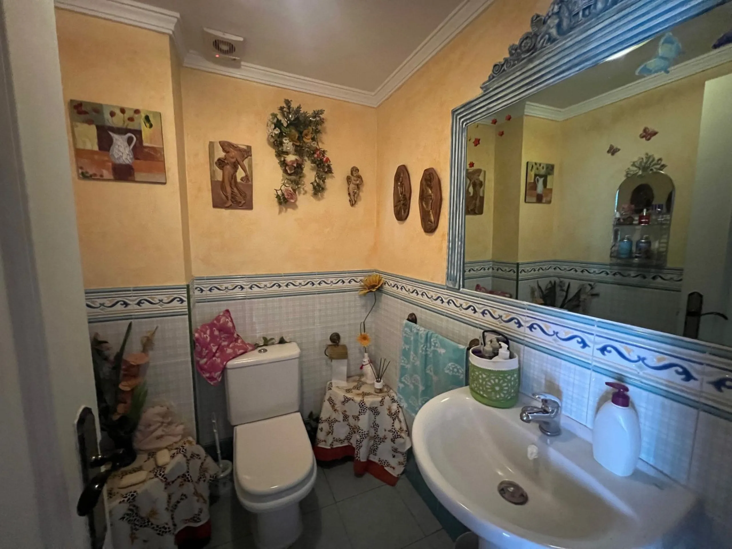 House - Townhouse в продаже в Estepona, Málaga. В доме 4 спален и 4 ванных комнат. Площадь дома 300 м²
