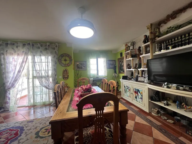 House - Townhouse в продаже в Estepona, Málaga. В доме 4 спален и 4 ванных комнат. Площадь дома 300 м²