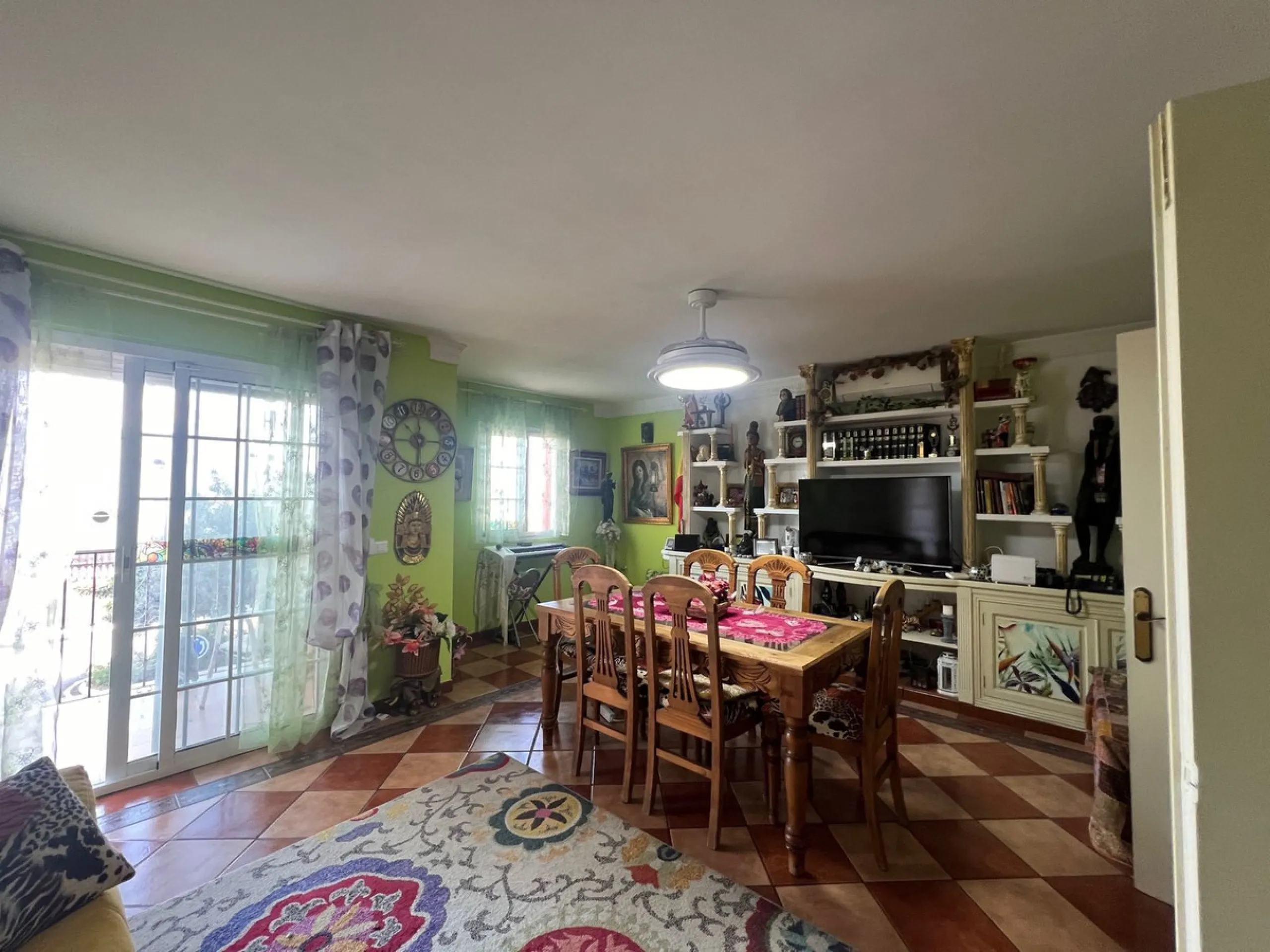 House - Townhouse в продаже в Estepona, Málaga. В доме 4 спален и 4 ванных комнат. Площадь дома 300 м²