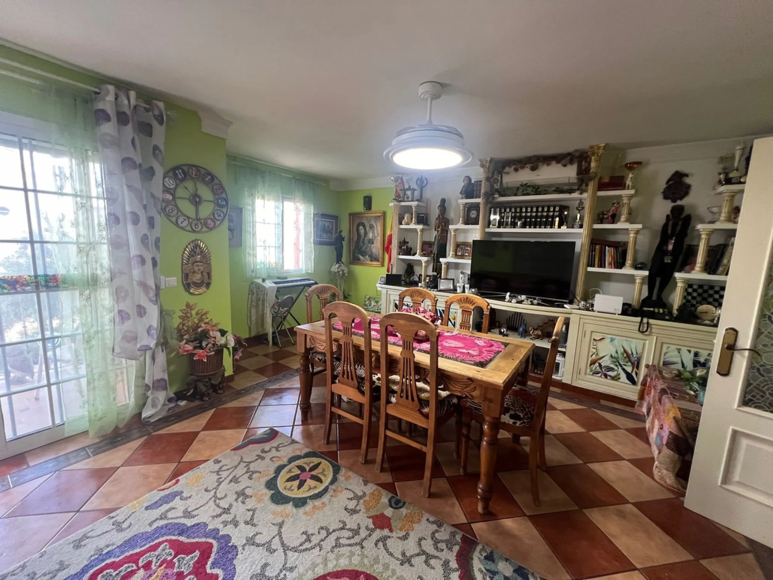 House - Townhouse в продаже в Estepona, Málaga. В доме 4 спален и 4 ванных комнат. Площадь дома 300 м²