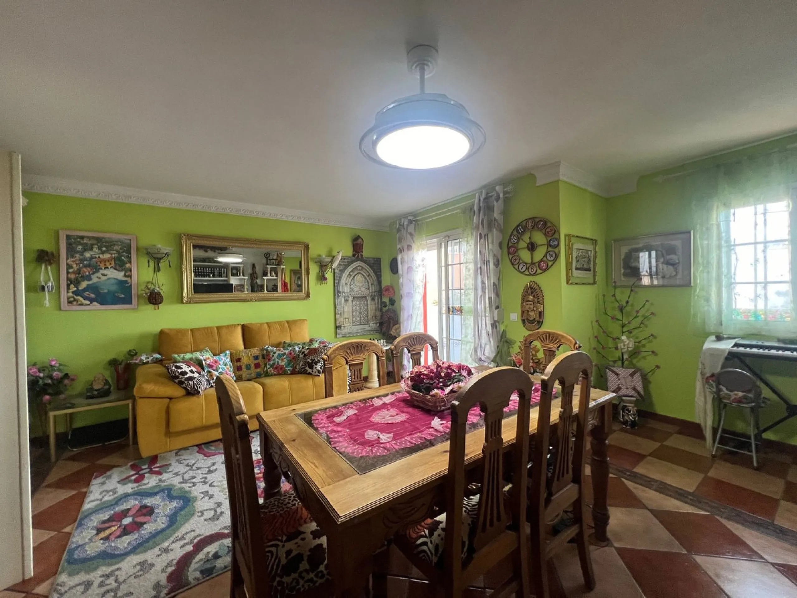 House - Townhouse в продаже в Estepona, Málaga. В доме 4 спален и 4 ванных комнат. Площадь дома 300 м²
