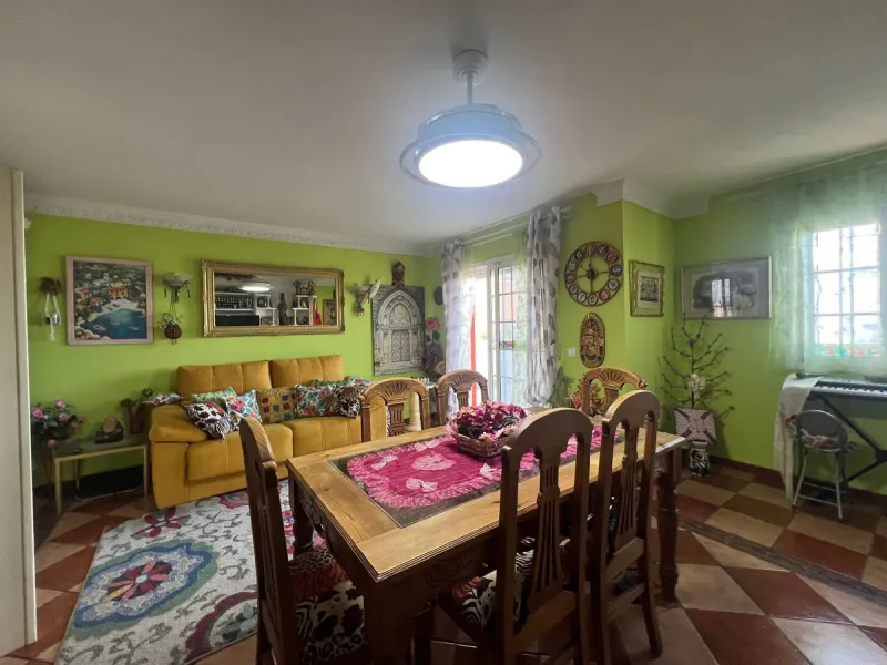 House - Townhouse в продаже в Estepona, Málaga. В доме 4 спален и 4 ванных комнат. Площадь дома 300 м²