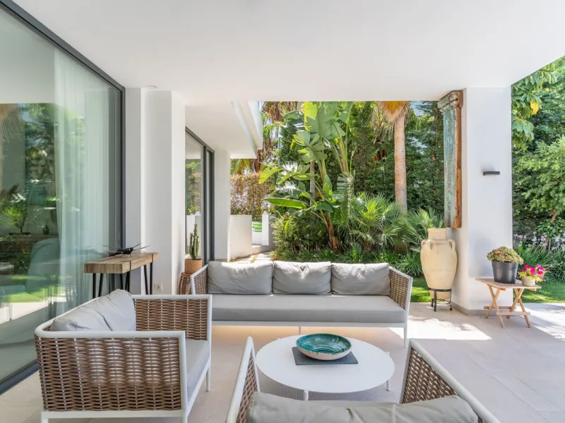 This exceptional luxury villa is situated in the prestigious area of Cabopino, Marbella East, offering a prime front line golf location with captivating views of both the sea and lush fairways. Designed to the highest standards, the property spans a gener