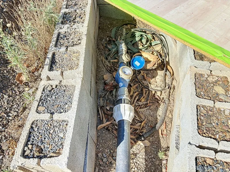 Уникальная возможность! Продуктивная усадьба на продажу возле Бенамаргоса Мечтаете стать владельцем собственной усадьбы? Это ваш шанс! Эта усадьба теперь классифицируется как regadío (орошаемая земля) и имеет разнообразную плантацию с манговыми деревьями,