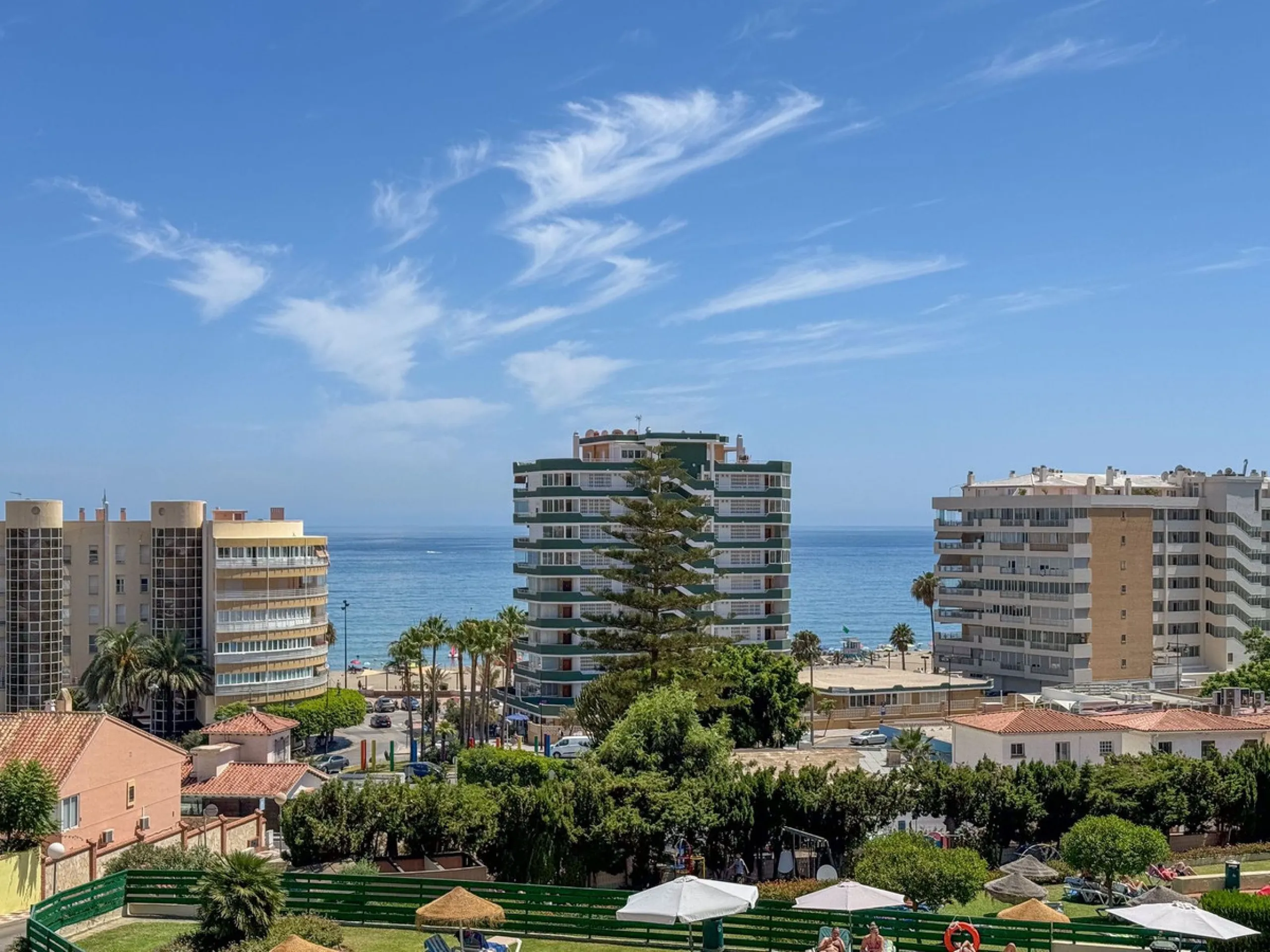 Here is a fantastic townhouse with a location that everyone wants. Lower Torreblanca with walking distance to EVERYTHING, to the sea, to restaurants and to communication. Newly built in 2020 and that means all amenities are there! How about: underfloor he