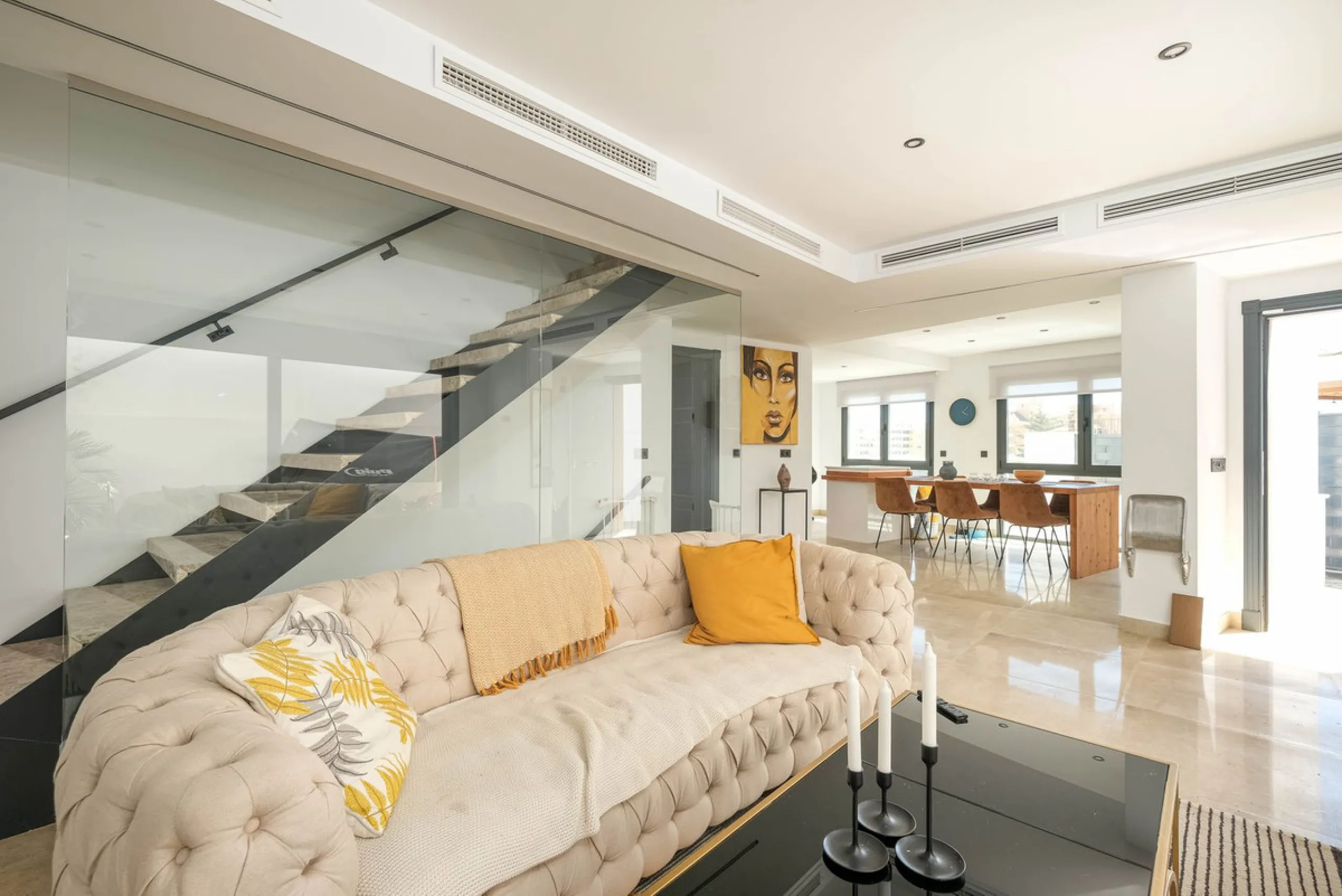 Here is a fantastic townhouse with a location that everyone wants. Lower Torreblanca with walking distance to EVERYTHING, to the sea, to restaurants and to communication. Newly built in 2020 and that means all amenities are there! How about: underfloor he