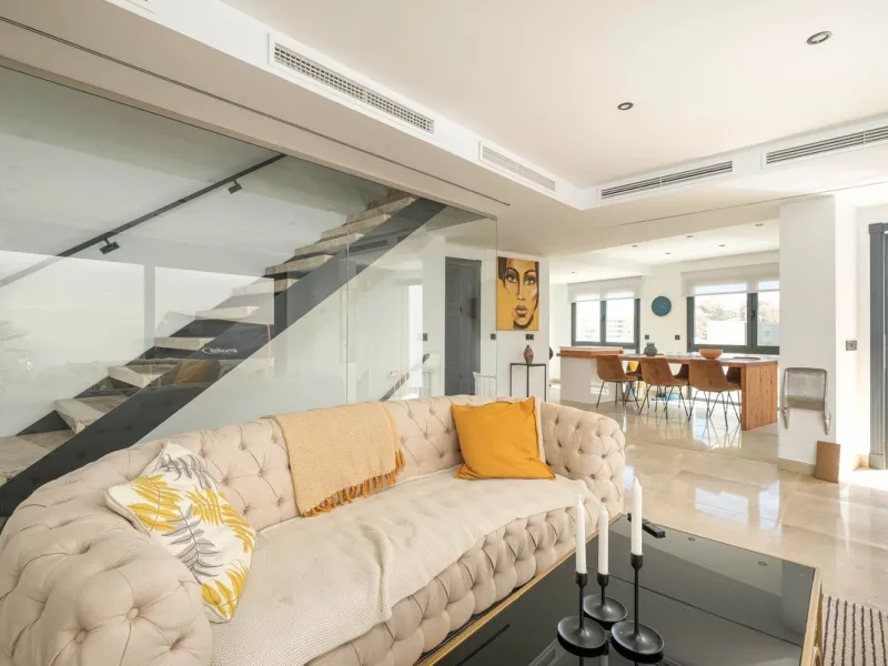 Here is a fantastic townhouse with a location that everyone wants. Lower Torreblanca with walking distance to EVERYTHING, to the sea, to restaurants and to communication. Newly built in 2020 and that means all amenities are there! How about: underfloor he