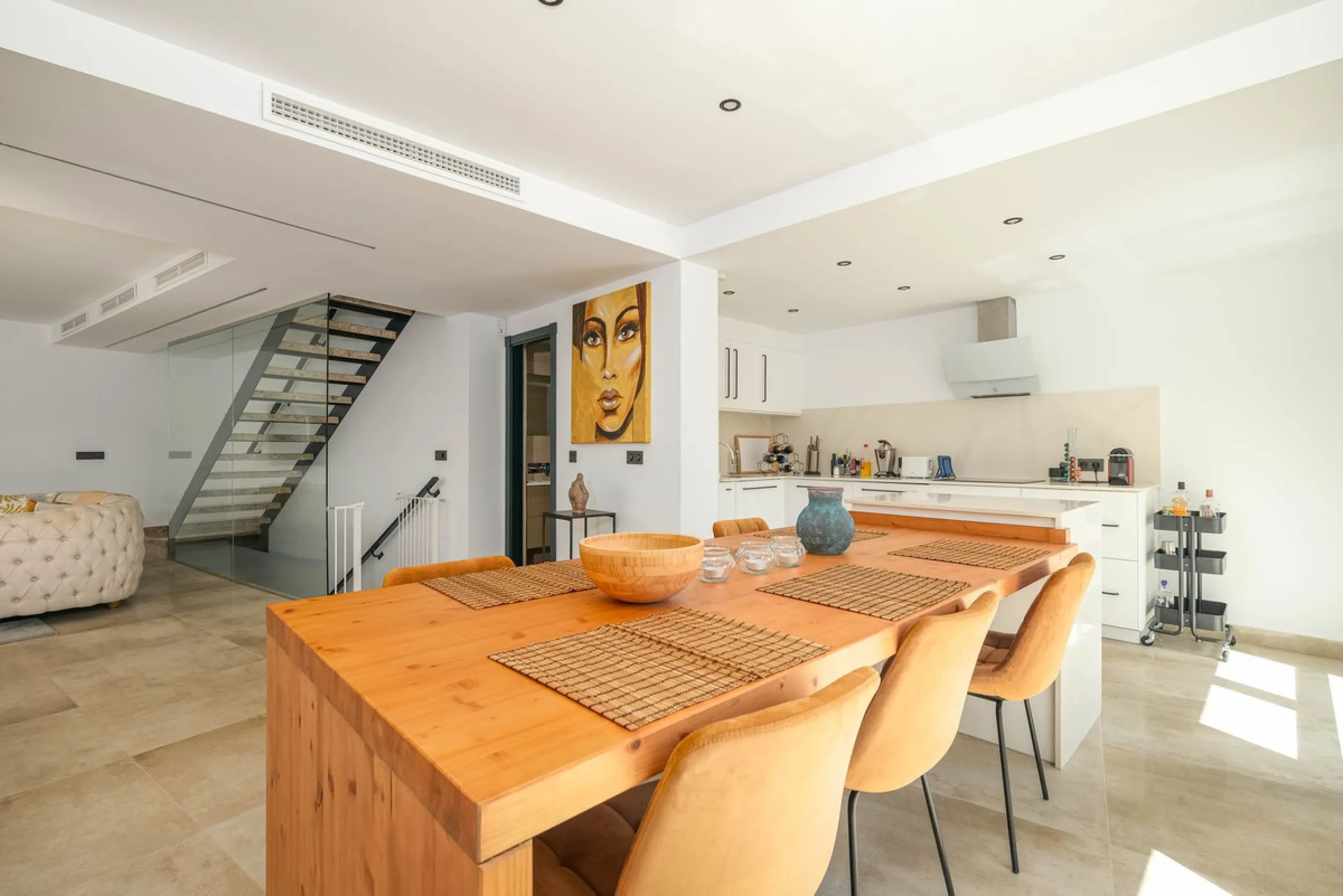 Here is a fantastic townhouse with a location that everyone wants. Lower Torreblanca with walking distance to EVERYTHING, to the sea, to restaurants and to communication. Newly built in 2020 and that means all amenities are there! How about: underfloor he