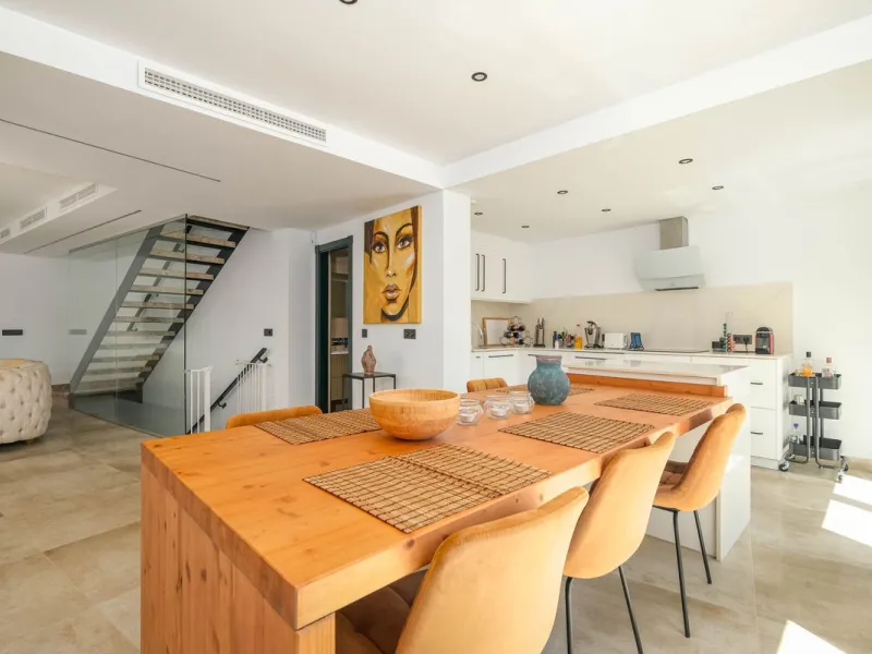 Here is a fantastic townhouse with a location that everyone wants. Lower Torreblanca with walking distance to EVERYTHING, to the sea, to restaurants and to communication. Newly built in 2020 and that means all amenities are there! How about: underfloor he