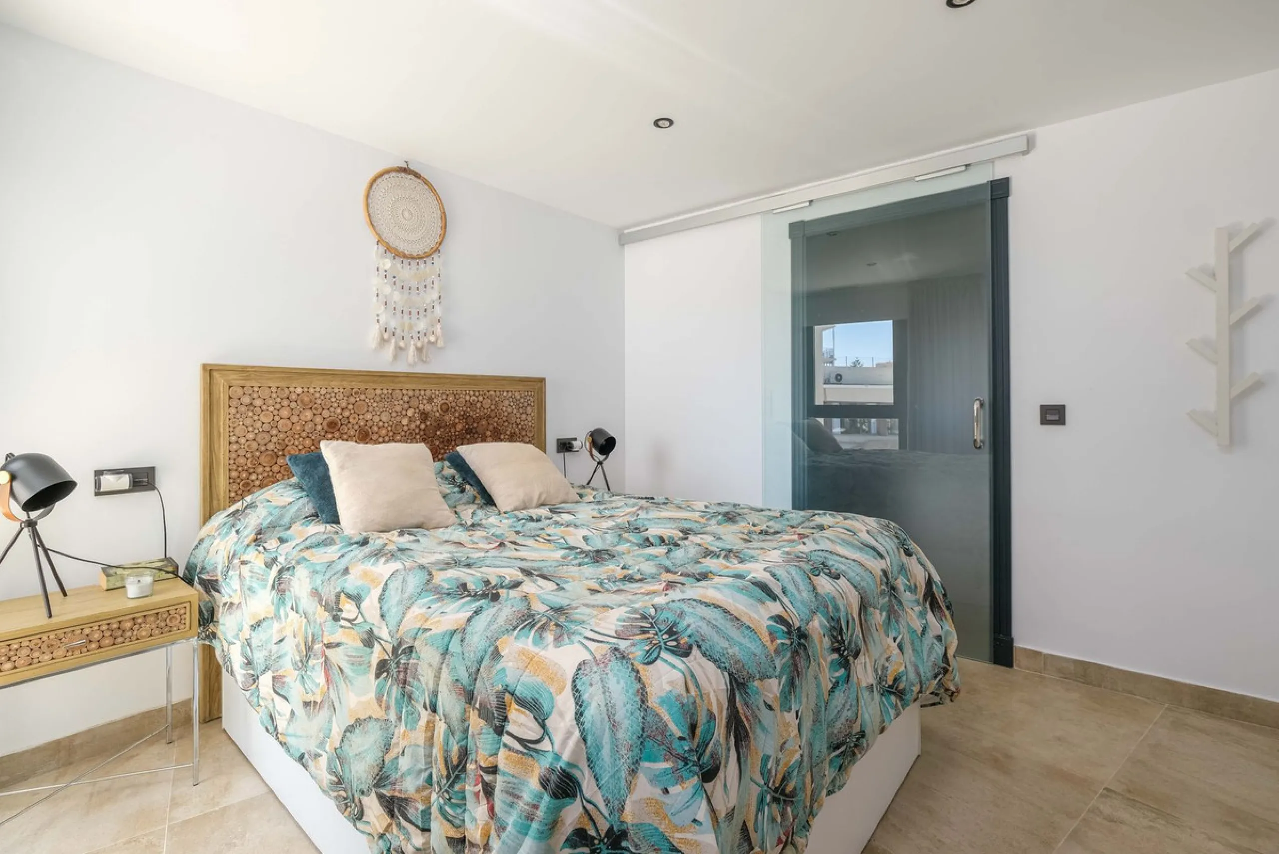Here is a fantastic townhouse with a location that everyone wants. Lower Torreblanca with walking distance to EVERYTHING, to the sea, to restaurants and to communication. Newly built in 2020 and that means all amenities are there! How about: underfloor he