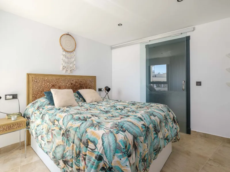 Here is a fantastic townhouse with a location that everyone wants. Lower Torreblanca with walking distance to EVERYTHING, to the sea, to restaurants and to communication. Newly built in 2020 and that means all amenities are there! How about: underfloor he