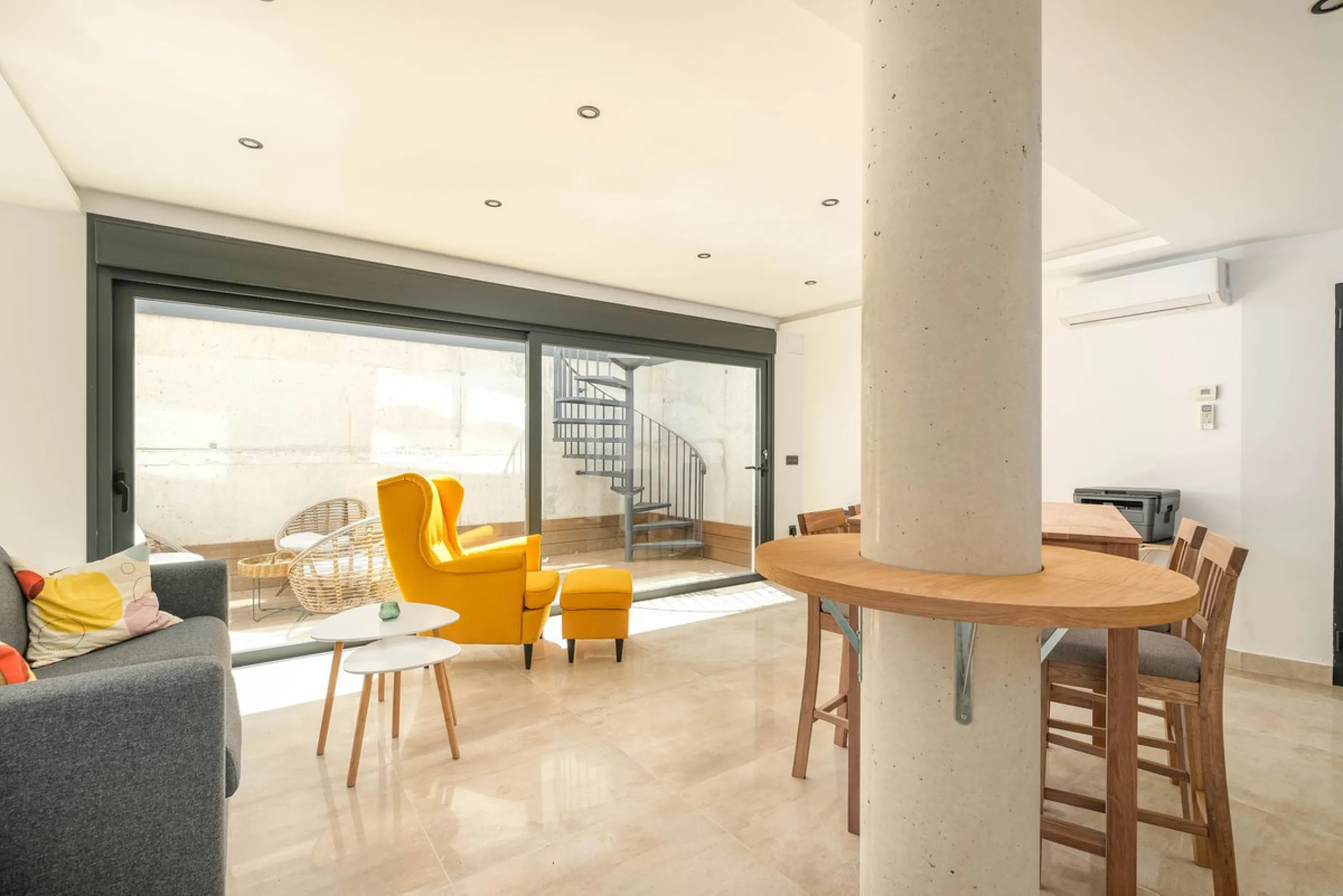 Here is a fantastic townhouse with a location that everyone wants. Lower Torreblanca with walking distance to EVERYTHING, to the sea, to restaurants and to communication. Newly built in 2020 and that means all amenities are there! How about: underfloor he