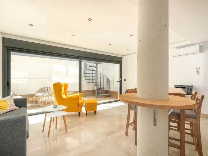 Here is a fantastic townhouse with a location that everyone wants. Lower Torreblanca with walking distance to EVERYTHING, to the sea, to restaurants and to communication. Newly built in 2020 and that means all amenities are there! How about: underfloor he