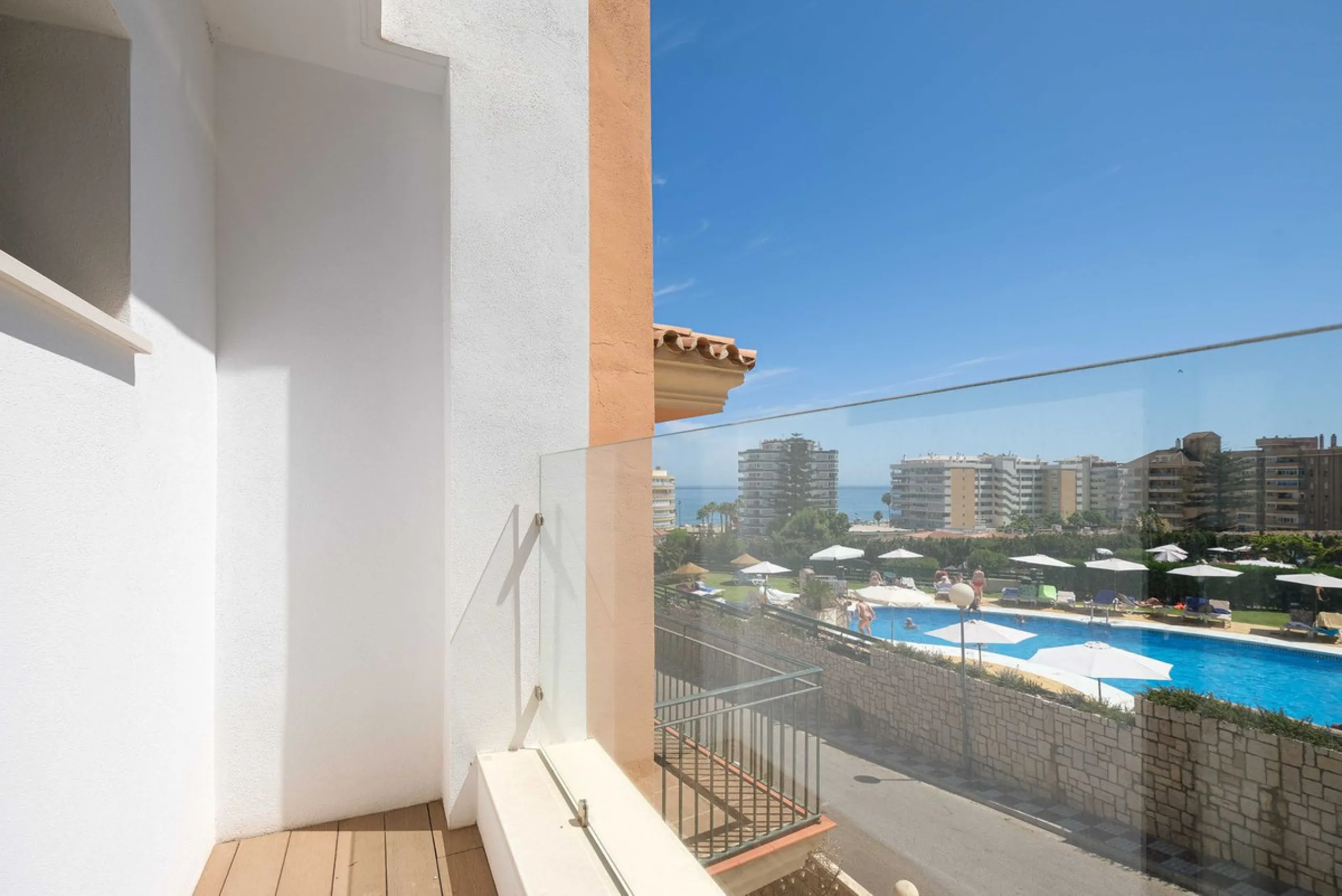 Here is a fantastic townhouse with a location that everyone wants. Lower Torreblanca with walking distance to EVERYTHING, to the sea, to restaurants and to communication. Newly built in 2020 and that means all amenities are there! How about: underfloor he