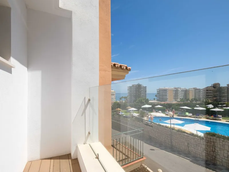 Here is a fantastic townhouse with a location that everyone wants. Lower Torreblanca with walking distance to EVERYTHING, to the sea, to restaurants and to communication. Newly built in 2020 and that means all amenities are there! How about: underfloor he