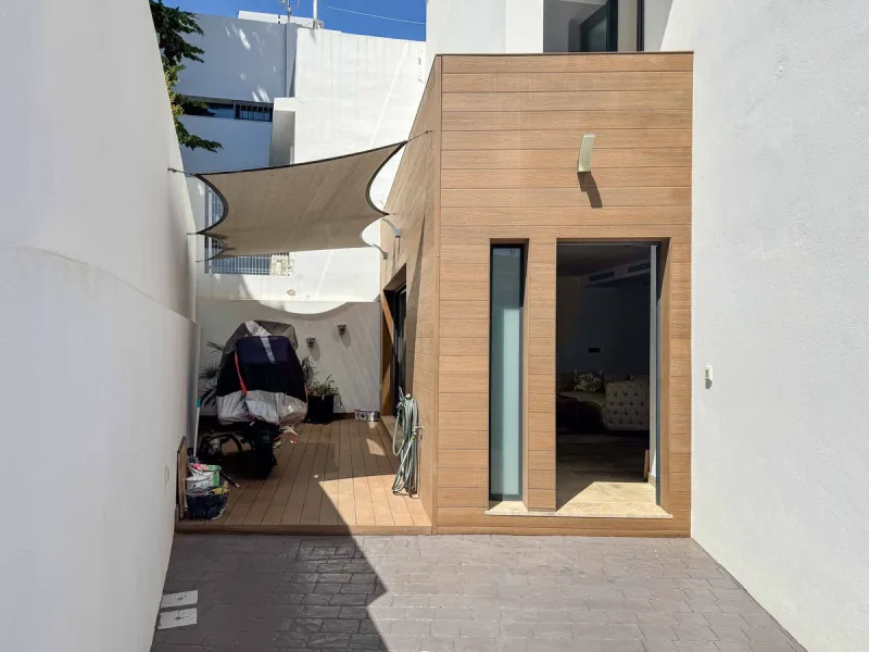 Here is a fantastic townhouse with a location that everyone wants. Lower Torreblanca with walking distance to EVERYTHING, to the sea, to restaurants and to communication. Newly built in 2020 and that means all amenities are there! How about: underfloor he