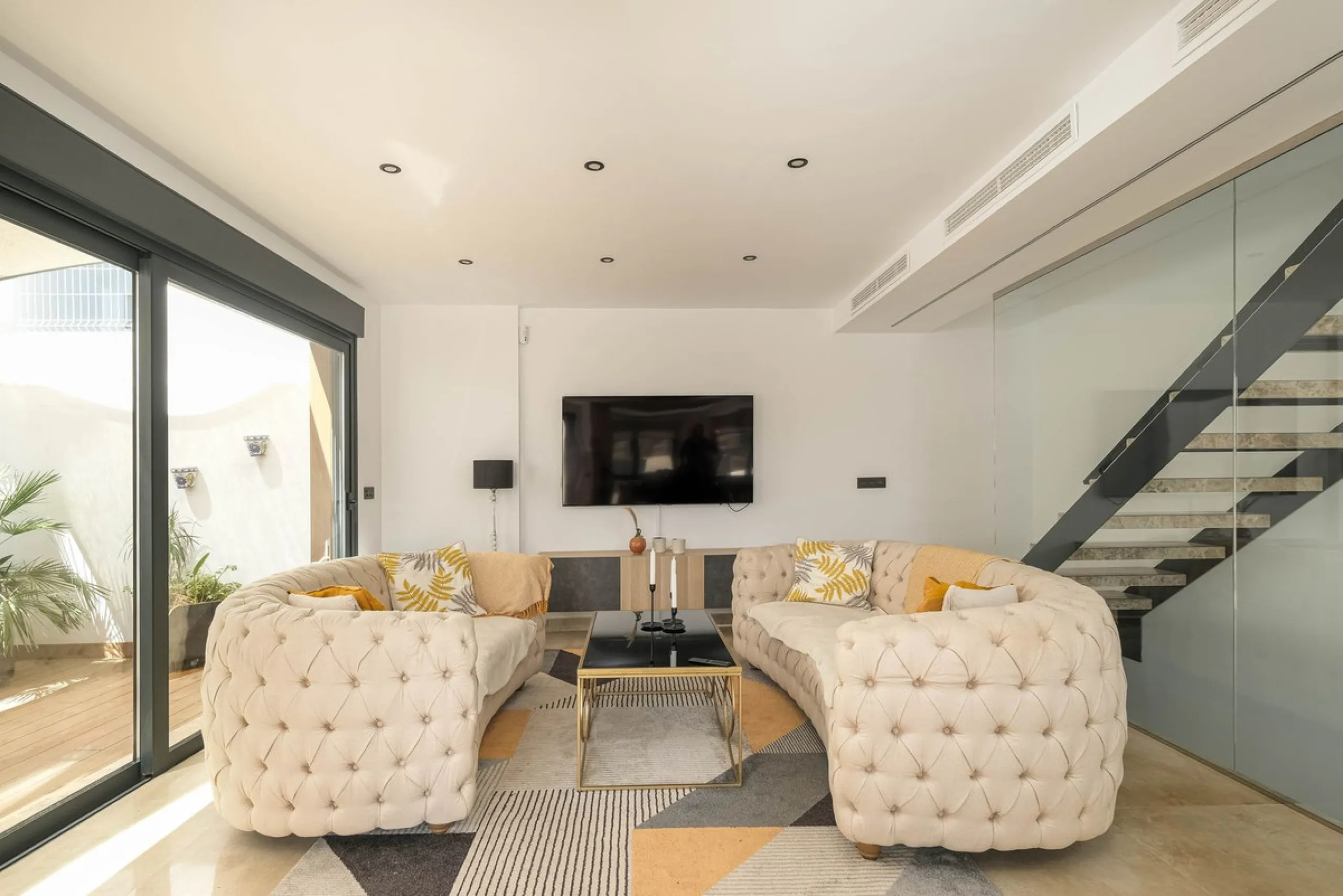 Here is a fantastic townhouse with a location that everyone wants. Lower Torreblanca with walking distance to EVERYTHING, to the sea, to restaurants and to communication. Newly built in 2020 and that means all amenities are there! How about: underfloor he