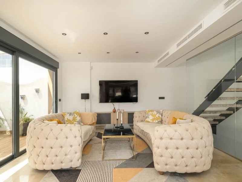 Here is a fantastic townhouse with a location that everyone wants. Lower Torreblanca with walking distance to EVERYTHING, to the sea, to restaurants and to communication. Newly built in 2020 and that means all amenities are there! How about: underfloor he