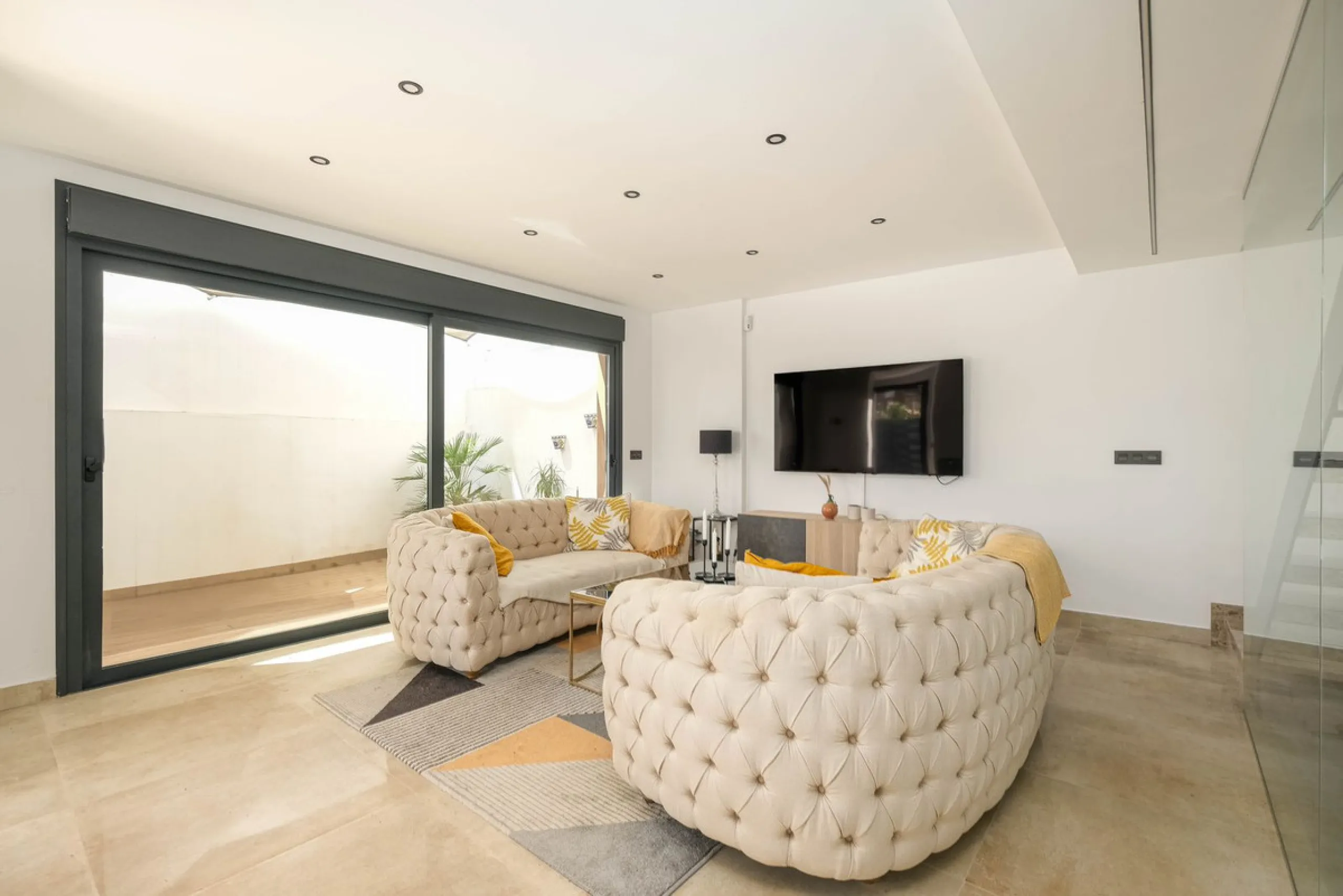 Here is a fantastic townhouse with a location that everyone wants. Lower Torreblanca with walking distance to EVERYTHING, to the sea, to restaurants and to communication. Newly built in 2020 and that means all amenities are there! How about: underfloor he
