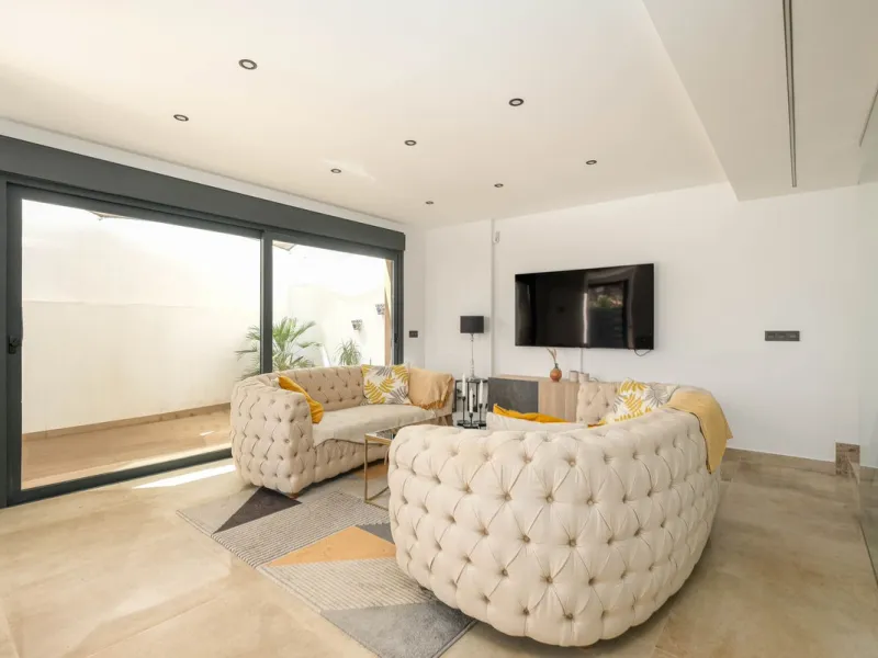 Here is a fantastic townhouse with a location that everyone wants. Lower Torreblanca with walking distance to EVERYTHING, to the sea, to restaurants and to communication. Newly built in 2020 and that means all amenities are there! How about: underfloor he