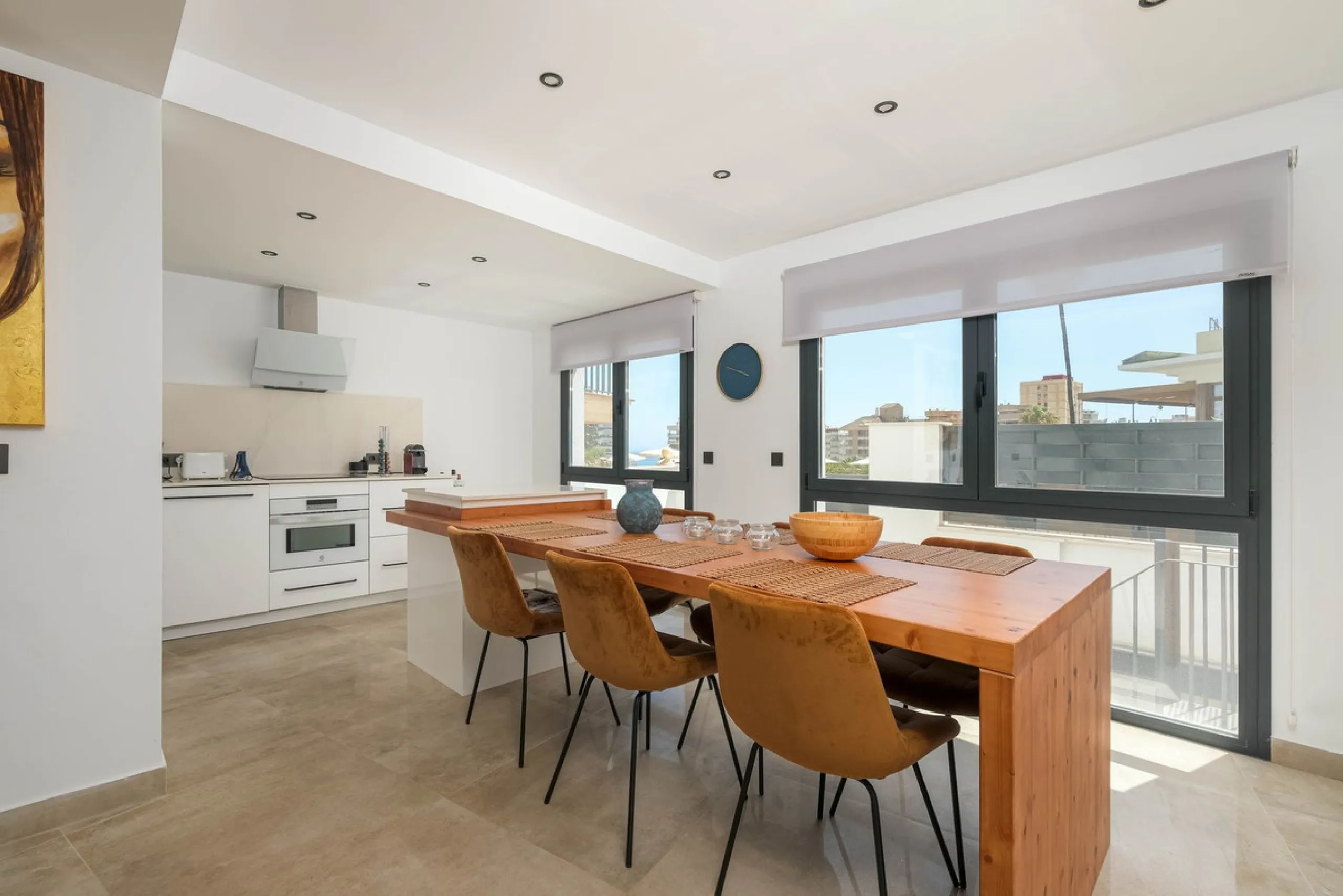 Here is a fantastic townhouse with a location that everyone wants. Lower Torreblanca with walking distance to EVERYTHING, to the sea, to restaurants and to communication. Newly built in 2020 and that means all amenities are there! How about: underfloor he