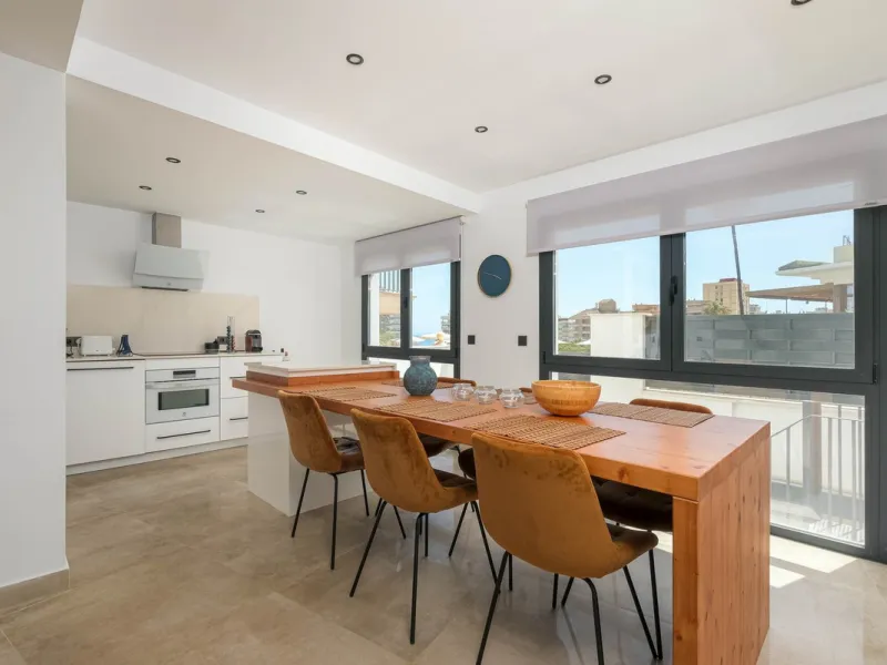Here is a fantastic townhouse with a location that everyone wants. Lower Torreblanca with walking distance to EVERYTHING, to the sea, to restaurants and to communication. Newly built in 2020 and that means all amenities are there! How about: underfloor he