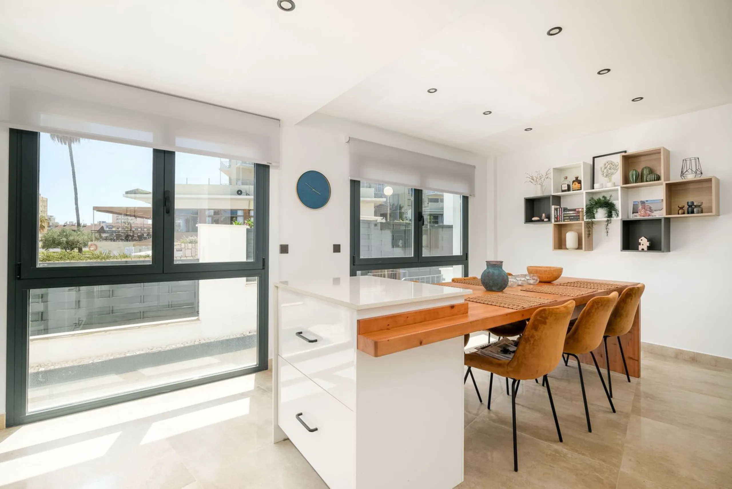 Here is a fantastic townhouse with a location that everyone wants. Lower Torreblanca with walking distance to EVERYTHING, to the sea, to restaurants and to communication. Newly built in 2020 and that means all amenities are there! How about: underfloor he