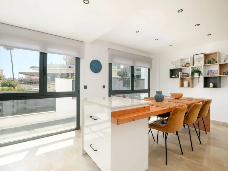 Here is a fantastic townhouse with a location that everyone wants. Lower Torreblanca with walking distance to EVERYTHING, to the sea, to restaurants and to communication. Newly built in 2020 and that means all amenities are there! How about: underfloor he