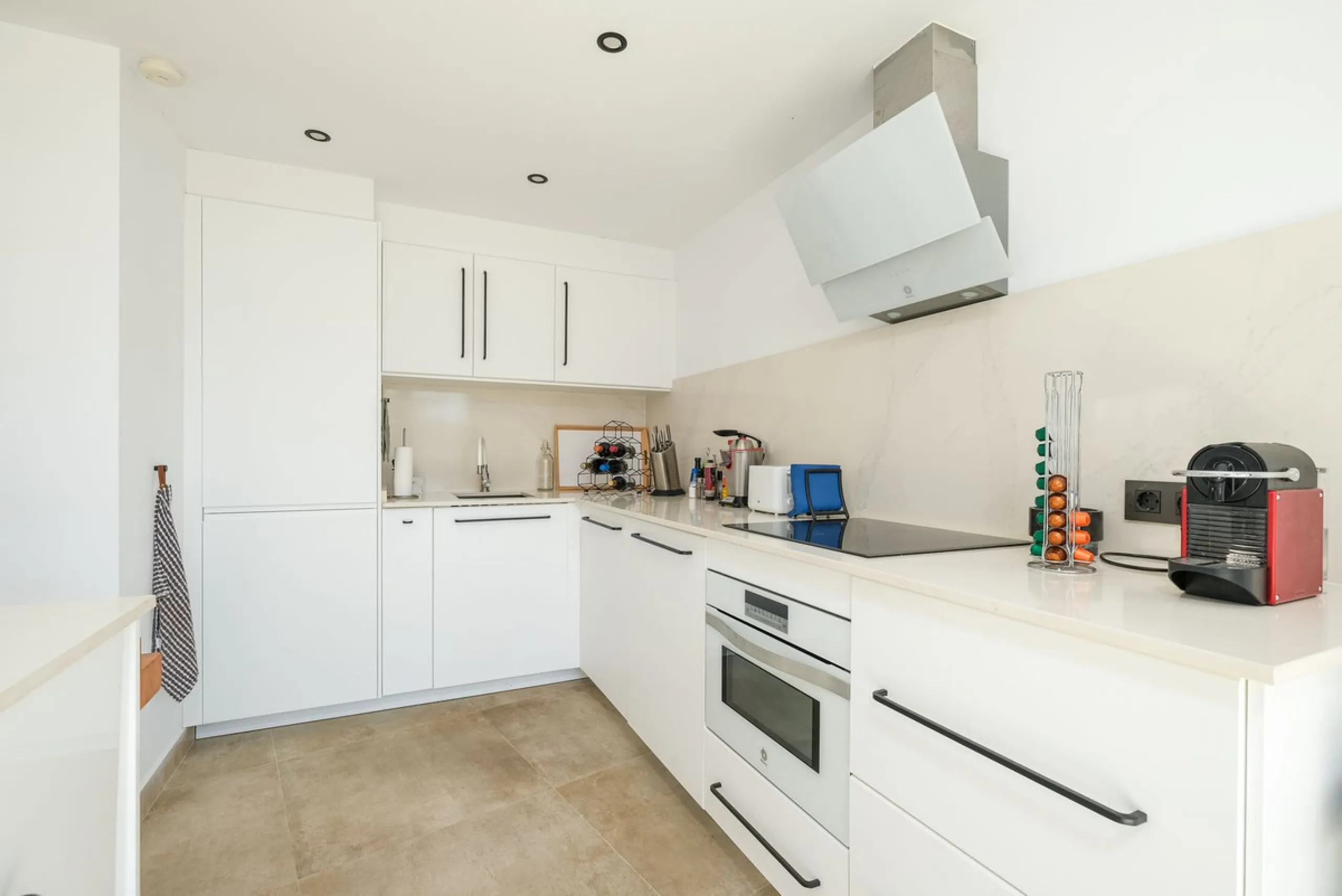 Here is a fantastic townhouse with a location that everyone wants. Lower Torreblanca with walking distance to EVERYTHING, to the sea, to restaurants and to communication. Newly built in 2020 and that means all amenities are there! How about: underfloor he