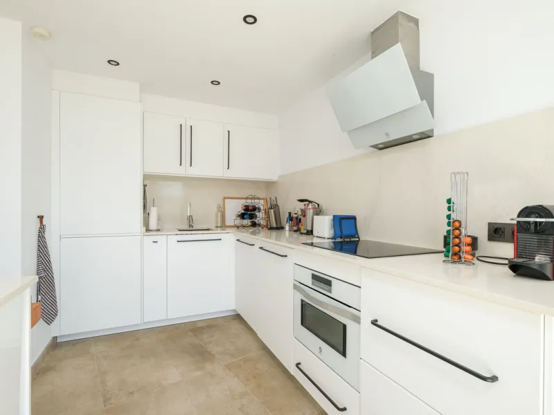 Here is a fantastic townhouse with a location that everyone wants. Lower Torreblanca with walking distance to EVERYTHING, to the sea, to restaurants and to communication. Newly built in 2020 and that means all amenities are there! How about: underfloor he