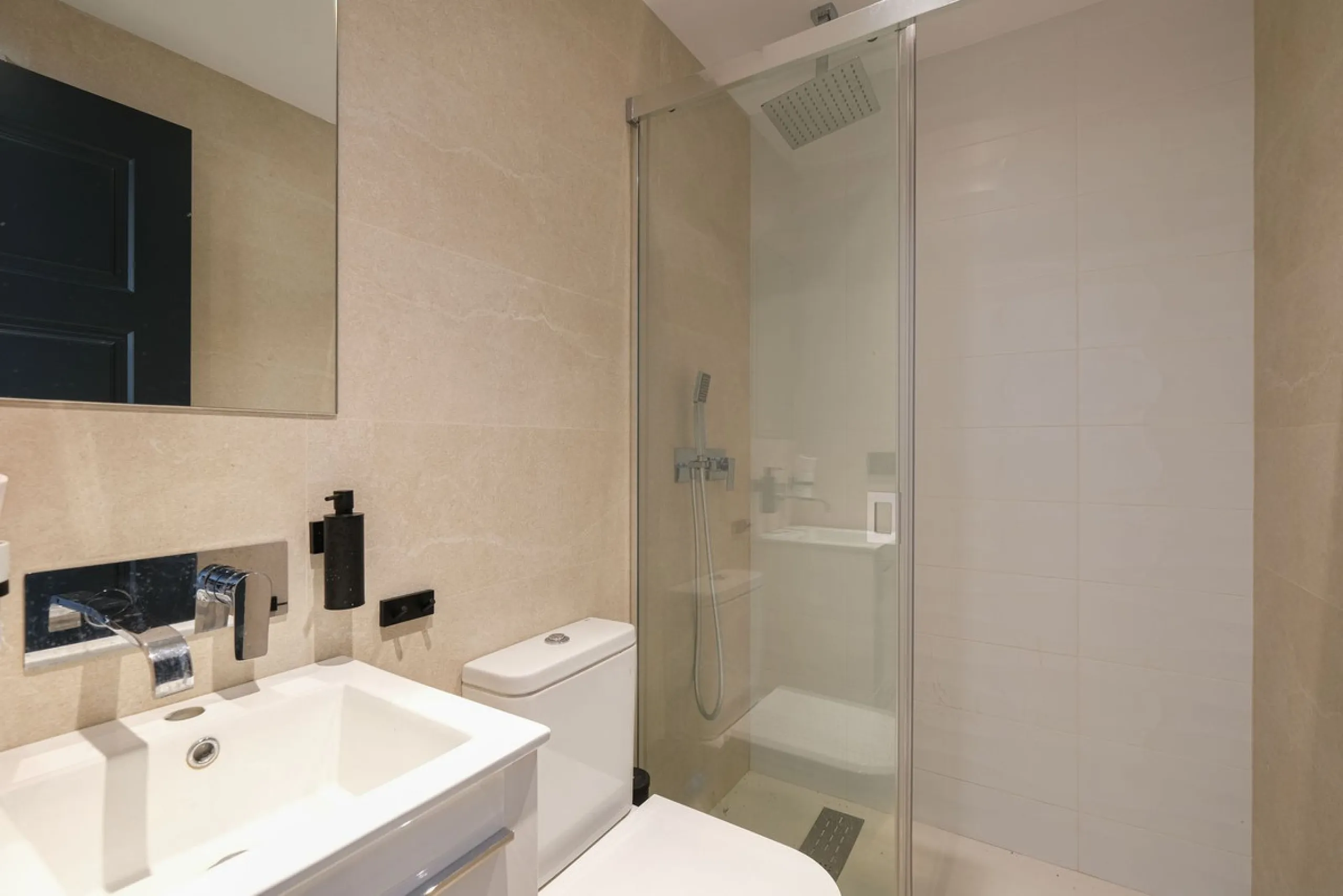 Here is a fantastic townhouse with a location that everyone wants. Lower Torreblanca with walking distance to EVERYTHING, to the sea, to restaurants and to communication. Newly built in 2020 and that means all amenities are there! How about: underfloor he