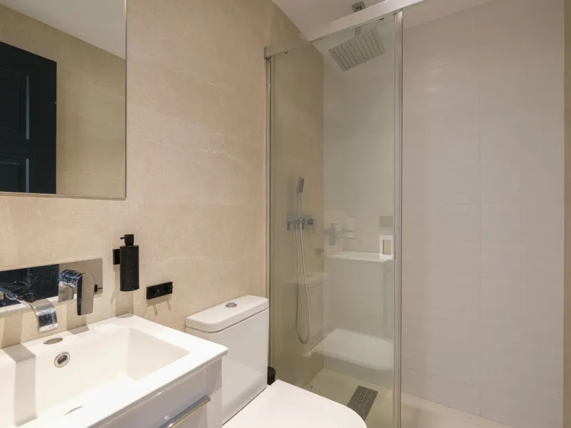 Here is a fantastic townhouse with a location that everyone wants. Lower Torreblanca with walking distance to EVERYTHING, to the sea, to restaurants and to communication. Newly built in 2020 and that means all amenities are there! How about: underfloor he
