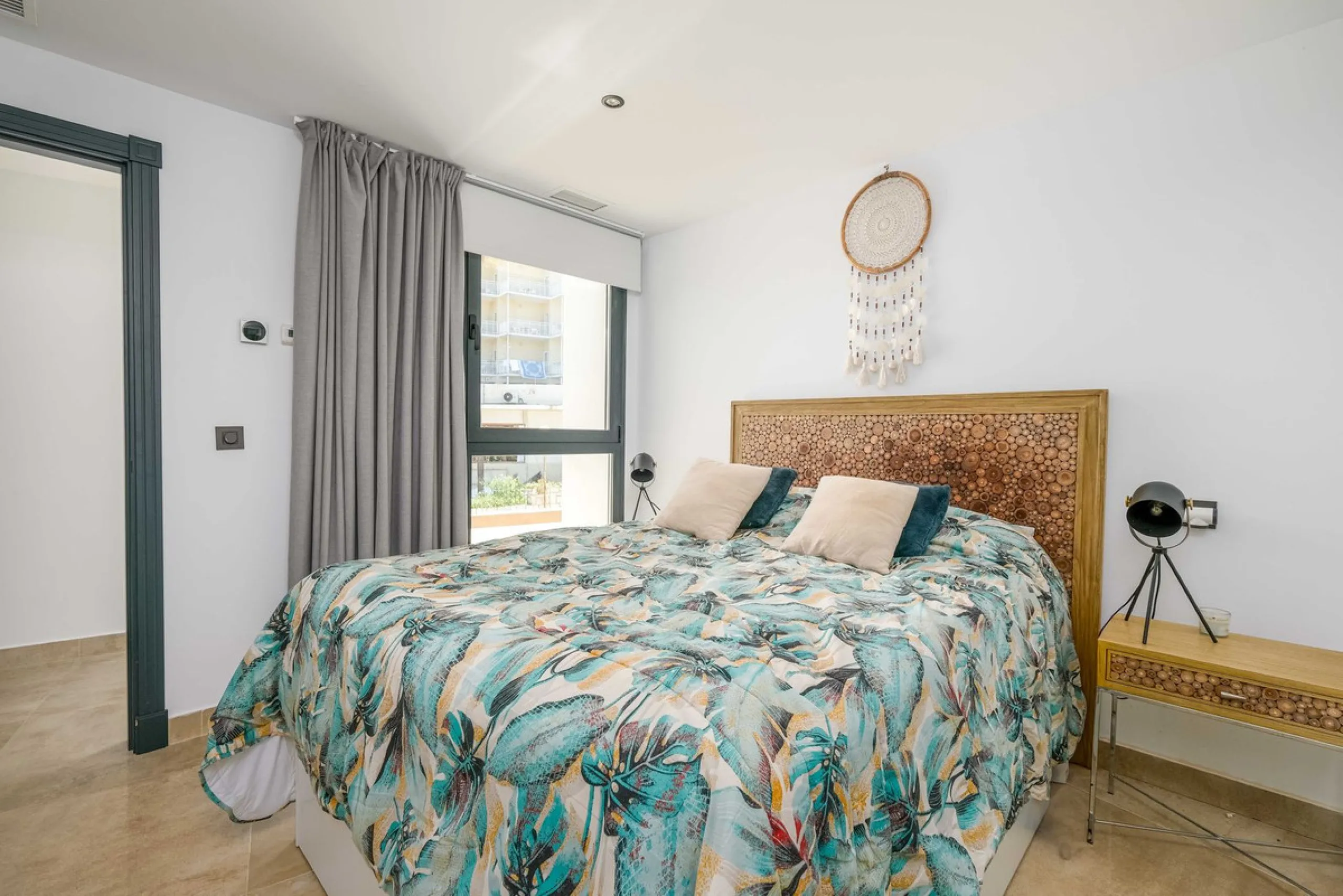 Here is a fantastic townhouse with a location that everyone wants. Lower Torreblanca with walking distance to EVERYTHING, to the sea, to restaurants and to communication. Newly built in 2020 and that means all amenities are there! How about: underfloor he
