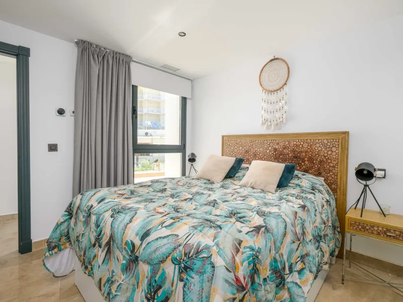 Here is a fantastic townhouse with a location that everyone wants. Lower Torreblanca with walking distance to EVERYTHING, to the sea, to restaurants and to communication. Newly built in 2020 and that means all amenities are there! How about: underfloor he