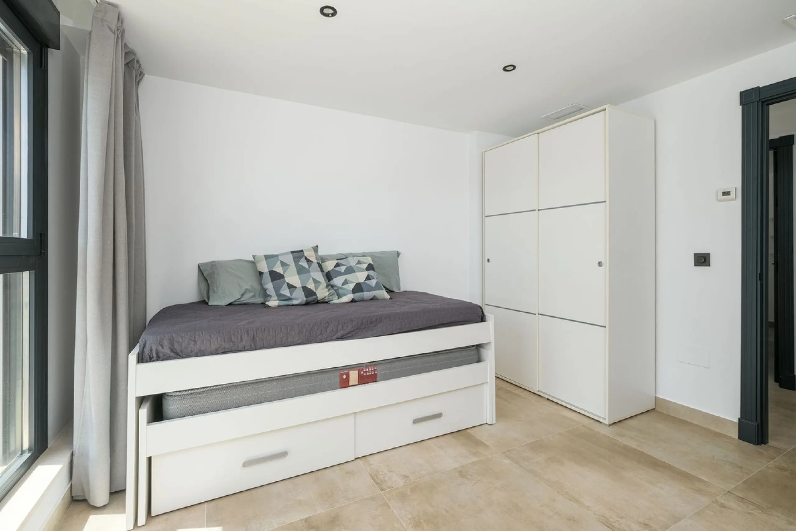 Here is a fantastic townhouse with a location that everyone wants. Lower Torreblanca with walking distance to EVERYTHING, to the sea, to restaurants and to communication. Newly built in 2020 and that means all amenities are there! How about: underfloor he